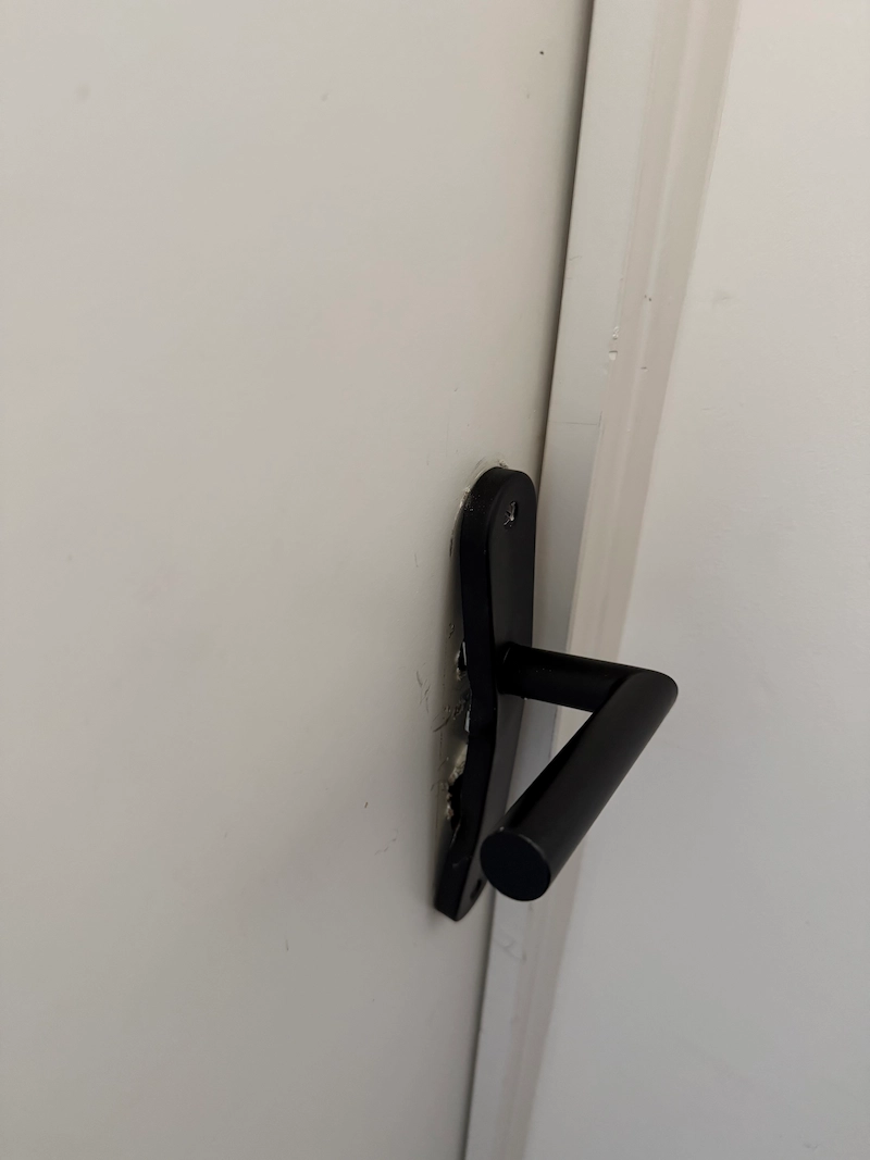 Poignée de porte endommagée avant réparation