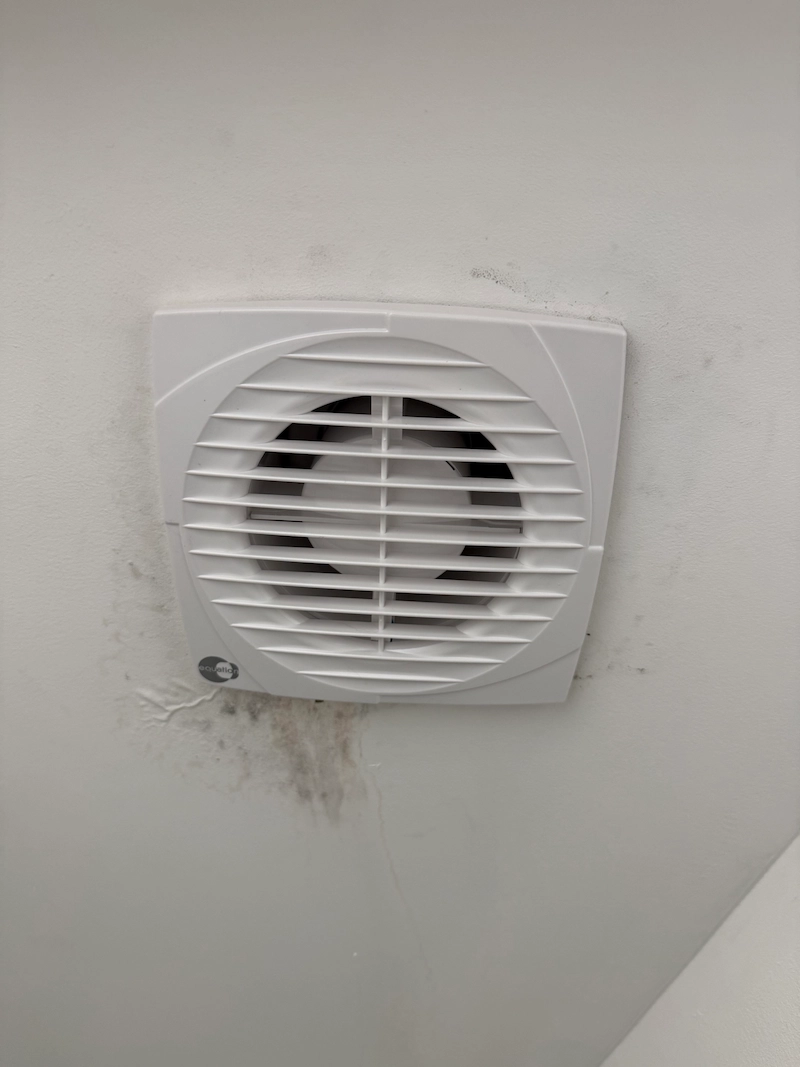 Bouche de VMC propre et nettoyée