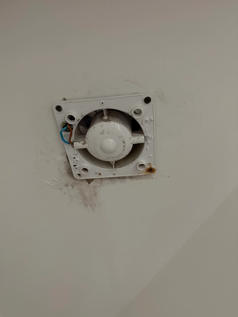 Bouche de VMC encrassée avant nettoyage